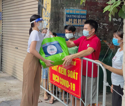 Việt Hương tiếp tục mua xe chở oxy hỗ trợ người dân - Ảnh 4. Việt Hương tiếp tục mua xe chở oxy hỗ trợ người dân - Ảnh 4.