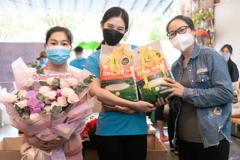 Việt Hương tiếp tục mua xe chở oxy hỗ trợ người dân - Ảnh 5. Việt Hương tiếp tục mua xe chở oxy hỗ trợ người dân - Ảnh 5.