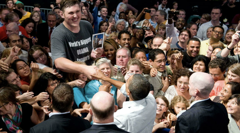 Người khiến Obama phải ngước nhìn khi bắt tay đã qua đời - Ảnh 1. Người khiến Obama phải ngước nhìn khi bắt tay đã qua đời - Ảnh 1.