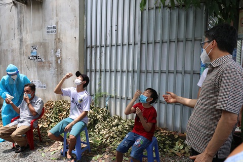 Phó thủ tướng Vũ Đức Đam thị sát các phường khóa chặt, đông cứng ở Bình Dương - Ảnh 1. Phó thủ tướng Vũ Đức Đam thị sát các phường khóa chặt, đông cứng ở Bình Dương - Ảnh 1.