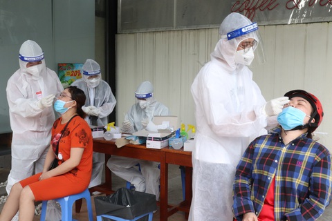 TP.HCM: Xét nghiệm nhanh vùng nguy cơ cao, phát hiện nhiều ca nghi nhiễm - Ảnh 4. TP.HCM: Xét nghiệm nhanh vùng nguy cơ cao, phát hiện nhiều ca nghi nhiễm - Ảnh 4.