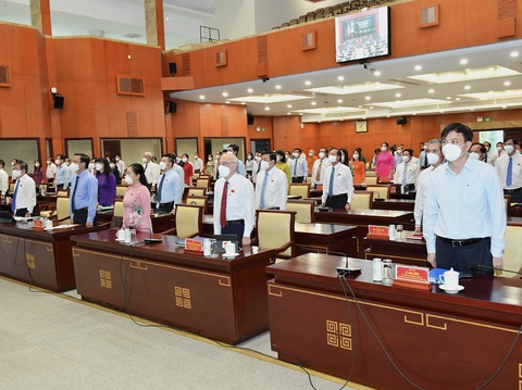 Đại biểu HĐND TP.HCM mặc niệm bệnh nhân tử vong vì COVID-19 - Ảnh 1. Đại biểu HĐND TP.HCM mặc niệm bệnh nhân tử vong vì COVID-19 - Ảnh 1.