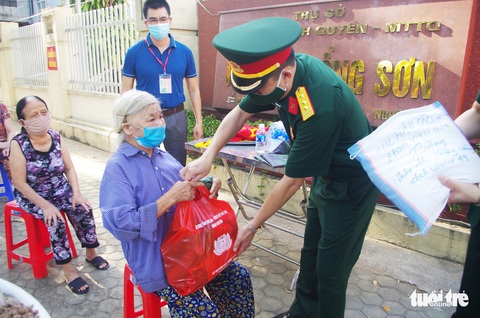 Bộ đội chia rau, củ ‘gian hàng 0 đồng’ phát cho bà con khó khăn ở Vinh - Ảnh 6. Bộ đội chia rau, củ ‘gian hàng 0 đồng’ phát cho bà con khó khăn ở Vinh - Ảnh 6.