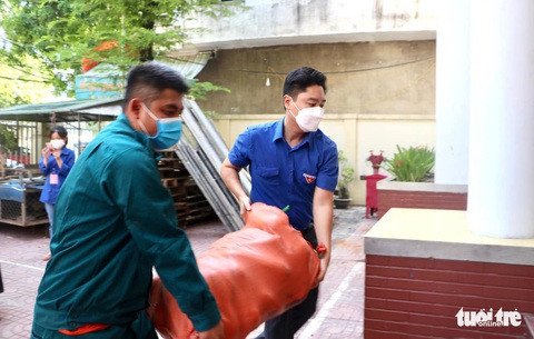 Bộ đội chia rau, củ ‘gian hàng 0 đồng’ phát cho bà con khó khăn ở Vinh - Ảnh 4. Bộ đội chia rau, củ ‘gian hàng 0 đồng’ phát cho bà con khó khăn ở Vinh - Ảnh 4.
