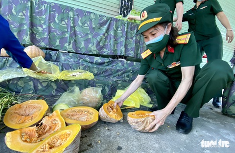 Bộ đội chia rau, củ ‘gian hàng 0 đồng’ phát cho bà con khó khăn ở Vinh - Ảnh 5. Bộ đội chia rau, củ ‘gian hàng 0 đồng’ phát cho bà con khó khăn ở Vinh - Ảnh 5.