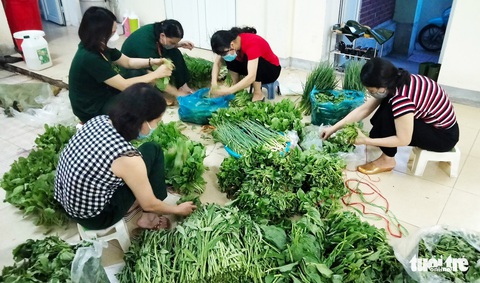 Bộ đội chia rau, củ ‘gian hàng 0 đồng’ phát cho bà con khó khăn ở Vinh - Ảnh 2. Bộ đội chia rau, củ ‘gian hàng 0 đồng’ phát cho bà con khó khăn ở Vinh - Ảnh 2.