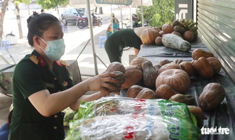 Bộ đội chia rau, củ ‘gian hàng 0 đồng’ phát cho bà con khó khăn ở Vinh - Ảnh 3. Bộ đội chia rau, củ ‘gian hàng 0 đồng’ phát cho bà con khó khăn ở Vinh - Ảnh 3.