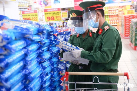 Chiến sĩ hối hả đi siêu thị mua thực phẩm giúp dân - Ảnh 1. Chiến sĩ hối hả đi siêu thị mua thực phẩm giúp dân - Ảnh 1.