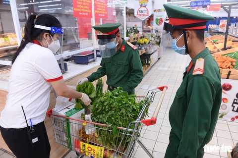 Chiến sĩ hối hả đi siêu thị mua thực phẩm giúp dân - Ảnh 3. Chiến sĩ hối hả đi siêu thị mua thực phẩm giúp dân - Ảnh 3.
