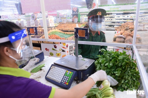 Chiến sĩ hối hả đi siêu thị mua thực phẩm giúp dân - Ảnh 4. Chiến sĩ hối hả đi siêu thị mua thực phẩm giúp dân - Ảnh 4.