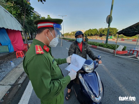 TP.HCM: Nhiều người phải quay đầu xe vì ‘giấy thông hành’ không hợp lệ - Ảnh 5. TP.HCM: Nhiều người phải quay đầu xe vì ‘giấy thông hành’ không hợp lệ - Ảnh 5.