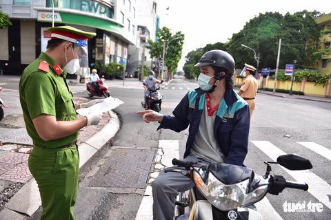 TP.HCM: Nhiều người phải quay đầu xe vì ‘giấy thông hành’ không hợp lệ - Ảnh 7. TP.HCM: Nhiều người phải quay đầu xe vì ‘giấy thông hành’ không hợp lệ - Ảnh 7.