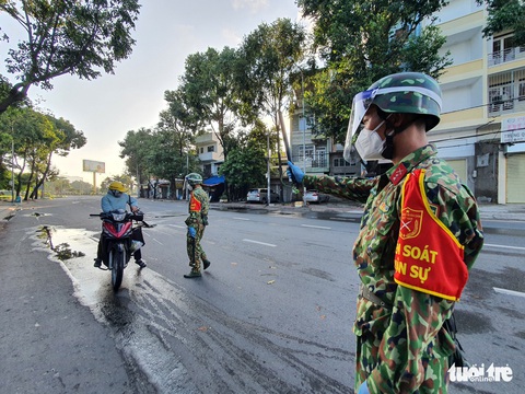 TP.HCM: Nhiều người phải quay đầu xe vì ‘giấy thông hành’ không hợp lệ - Ảnh 4. TP.HCM: Nhiều người phải quay đầu xe vì ‘giấy thông hành’ không hợp lệ - Ảnh 4.