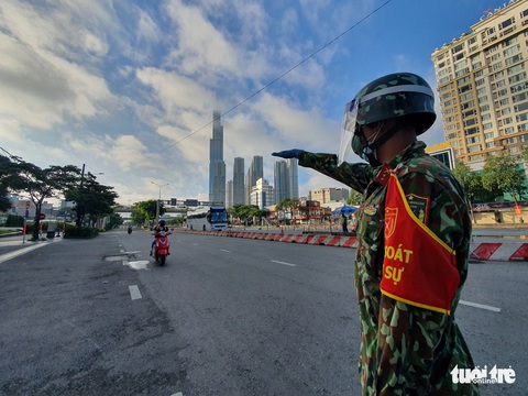 TP.HCM: Nhiều người phải quay đầu xe vì ‘giấy thông hành’ không hợp lệ - Ảnh 2. TP.HCM: Nhiều người phải quay đầu xe vì ‘giấy thông hành’ không hợp lệ - Ảnh 2.