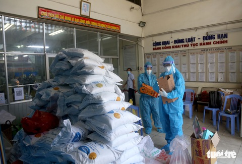 Cán bộ phường cùng bộ đội xắn tay lặt rau, đóng gói thực phẩm mang cho dân - Ảnh 5. Cán bộ phường cùng bộ đội xắn tay lặt rau, đóng gói thực phẩm mang cho dân - Ảnh 5.