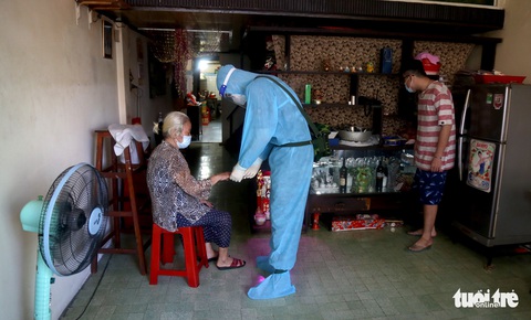 Cán bộ phường cùng bộ đội xắn tay lặt rau, đóng gói thực phẩm mang cho dân - Ảnh 6. Cán bộ phường cùng bộ đội xắn tay lặt rau, đóng gói thực phẩm mang cho dân - Ảnh 6.