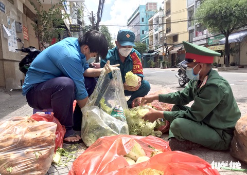 Cán bộ phường cùng bộ đội xắn tay lặt rau, đóng gói thực phẩm mang cho dân - Ảnh 1. Cán bộ phường cùng bộ đội xắn tay lặt rau, đóng gói thực phẩm mang cho dân - Ảnh 1.