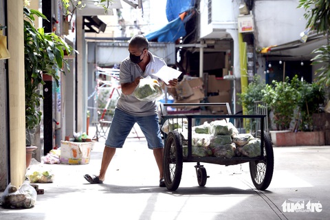 Cán bộ phường cùng bộ đội xắn tay lặt rau, đóng gói thực phẩm mang cho dân - Ảnh 2. Cán bộ phường cùng bộ đội xắn tay lặt rau, đóng gói thực phẩm mang cho dân - Ảnh 2.
