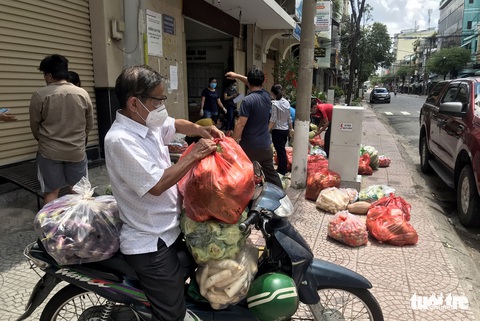 Cán bộ phường cùng bộ đội xắn tay lặt rau, đóng gói thực phẩm mang cho dân - Ảnh 3. Cán bộ phường cùng bộ đội xắn tay lặt rau, đóng gói thực phẩm mang cho dân - Ảnh 3.