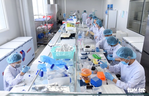 Vắc xin nội: Nếu được cấp phép lưu hành khẩn cấp... - Ảnh 1. Vắc xin nội: Nếu được cấp phép lưu hành khẩn cấp... - Ảnh 1.