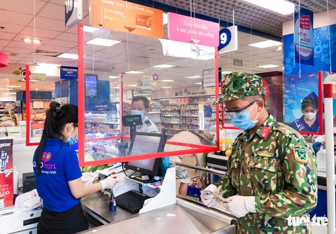 Bộ đội ngồi vỉa hè, ăn cơm hộp... tất tả đi chợ cho bà con mình - Ảnh 6. Bộ đội ngồi vỉa hè, ăn cơm hộp... tất tả đi chợ cho bà con mình - Ảnh 6.