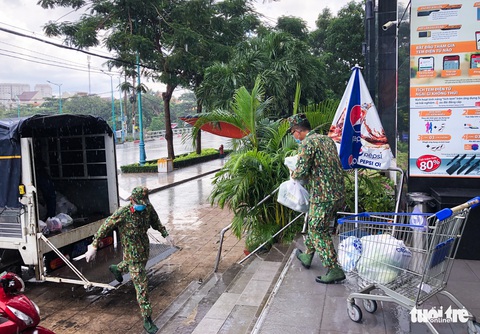 Bộ đội ngồi vỉa hè, ăn cơm hộp... tất tả đi chợ cho bà con mình - Ảnh 4. Bộ đội ngồi vỉa hè, ăn cơm hộp... tất tả đi chợ cho bà con mình - Ảnh 4.