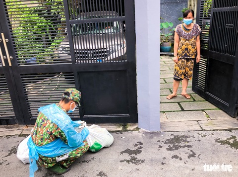 Bộ đội ngồi vỉa hè, ăn cơm hộp... tất tả đi chợ cho bà con mình - Ảnh 1. Bộ đội ngồi vỉa hè, ăn cơm hộp... tất tả đi chợ cho bà con mình - Ảnh 1.