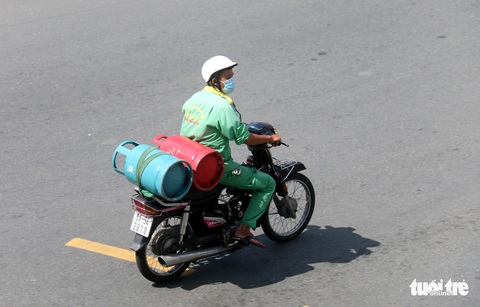 Người dân vẫn tắc nhận gas do người giao gas thiếu giấy đi đường - Ảnh 1. Người dân vẫn tắc nhận gas do người giao gas thiếu giấy đi đường - Ảnh 1.