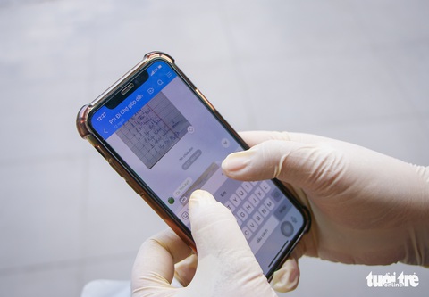Bộ đội ngồi vỉa hè, ăn cơm hộp... tất tả đi chợ cho bà con mình - Ảnh 2. Bộ đội ngồi vỉa hè, ăn cơm hộp... tất tả đi chợ cho bà con mình - Ảnh 2.