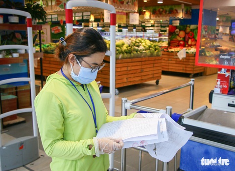 Bộ đội ngồi vỉa hè, ăn cơm hộp... tất tả đi chợ cho bà con mình - Ảnh 3. Bộ đội ngồi vỉa hè, ăn cơm hộp... tất tả đi chợ cho bà con mình - Ảnh 3.