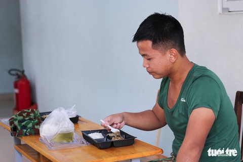 Bộ đội ngồi vỉa hè, ăn cơm hộp... tất tả đi chợ cho bà con mình - Ảnh 5. Bộ đội ngồi vỉa hè, ăn cơm hộp... tất tả đi chợ cho bà con mình - Ảnh 5.