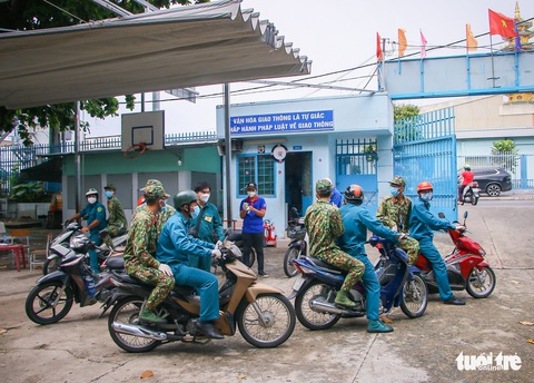 Bộ đội ngồi vỉa hè, ăn cơm hộp... tất tả đi chợ cho bà con mình - Ảnh 10. Bộ đội ngồi vỉa hè, ăn cơm hộp... tất tả đi chợ cho bà con mình - Ảnh 10.