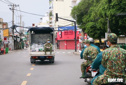 Bộ đội ngồi vỉa hè, ăn cơm hộp... tất tả đi chợ cho bà con mình - Ảnh 8. Bộ đội ngồi vỉa hè, ăn cơm hộp... tất tả đi chợ cho bà con mình - Ảnh 8.