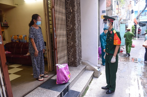 Chiến sĩ hối hả đi siêu thị mua thực phẩm giúp dân - Ảnh 6. Chiến sĩ hối hả đi siêu thị mua thực phẩm giúp dân - Ảnh 6.