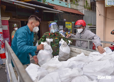 Bộ đội len lỏi sâu vào các hẻm tặng nhu yếu phẩm cho người dân, sinh viên ở trọ - Ảnh 3. Bộ đội len lỏi sâu vào các hẻm tặng nhu yếu phẩm cho người dân, sinh viên ở trọ - Ảnh 3.