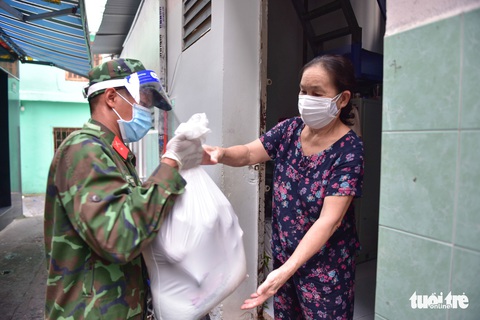 Bộ đội len lỏi sâu vào các hẻm tặng nhu yếu phẩm cho người dân, sinh viên ở trọ - Ảnh 5. Bộ đội len lỏi sâu vào các hẻm tặng nhu yếu phẩm cho người dân, sinh viên ở trọ - Ảnh 5.