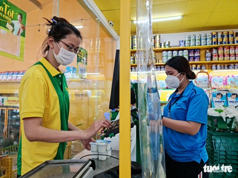 Cán bộ phường, tình nguyện viên cùng đi chợ hộ, mang thực phẩm đến tận nhà dân - Ảnh 13. Cán bộ phường, tình nguyện viên cùng đi chợ hộ, mang thực phẩm đến tận nhà dân - Ảnh 13.
