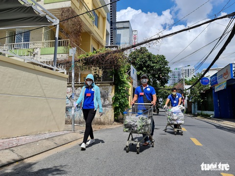 Cán bộ phường, tình nguyện viên cùng đi chợ hộ, mang thực phẩm đến tận nhà dân - Ảnh 14. Cán bộ phường, tình nguyện viên cùng đi chợ hộ, mang thực phẩm đến tận nhà dân - Ảnh 14.