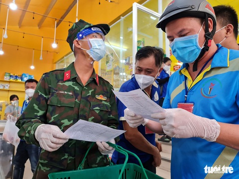 Cán bộ phường, tình nguyện viên cùng đi chợ hộ, mang thực phẩm đến tận nhà dân - Ảnh 10. Cán bộ phường, tình nguyện viên cùng đi chợ hộ, mang thực phẩm đến tận nhà dân - Ảnh 10.