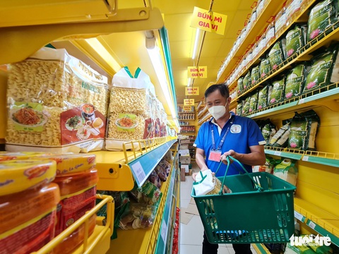 Cán bộ phường, tình nguyện viên cùng đi chợ hộ, mang thực phẩm đến tận nhà dân - Ảnh 11. Cán bộ phường, tình nguyện viên cùng đi chợ hộ, mang thực phẩm đến tận nhà dân - Ảnh 11.