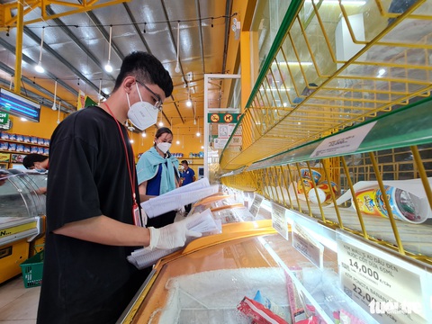 Cán bộ phường, tình nguyện viên cùng đi chợ hộ, mang thực phẩm đến tận nhà dân - Ảnh 3. Cán bộ phường, tình nguyện viên cùng đi chợ hộ, mang thực phẩm đến tận nhà dân - Ảnh 3.