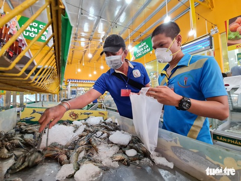 Cán bộ phường, tình nguyện viên cùng đi chợ hộ, mang thực phẩm đến tận nhà dân - Ảnh 2. Cán bộ phường, tình nguyện viên cùng đi chợ hộ, mang thực phẩm đến tận nhà dân - Ảnh 2.