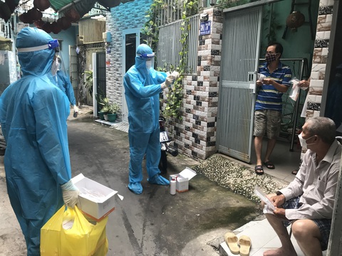 TP.HCM: Xét nghiệm nhanh vùng nguy cơ cao, phát hiện nhiều ca nghi nhiễm - Ảnh 3. TP.HCM: Xét nghiệm nhanh vùng nguy cơ cao, phát hiện nhiều ca nghi nhiễm - Ảnh 3.