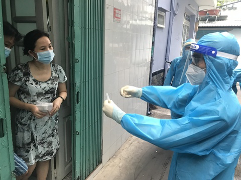 TP.HCM: Xét nghiệm nhanh vùng nguy cơ cao, phát hiện nhiều ca nghi nhiễm - Ảnh 7. TP.HCM: Xét nghiệm nhanh vùng nguy cơ cao, phát hiện nhiều ca nghi nhiễm - Ảnh 7.