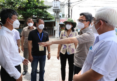 Phó thủ tướng Vũ Đức Đam thị sát các phường khóa chặt, đông cứng ở Bình Dương - Ảnh 2. Phó thủ tướng Vũ Đức Đam thị sát các phường khóa chặt, đông cứng ở Bình Dương - Ảnh 2.