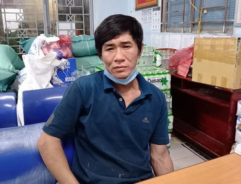 Nẹt pô ở điểm tiêm vắc xin để trả thù, bị nhắc, lấy tuýp sắt, hơi cay đánh công an và tổ tiêm - Ảnh 1. Nẹt pô ở điểm tiêm vắc xin để trả thù, bị nhắc, lấy tuýp sắt, hơi cay đánh công an và tổ tiêm - Ảnh 1.