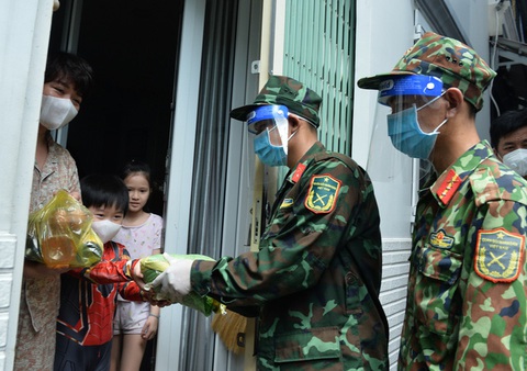 Bộ đội len lỏi sâu vào các hẻm tặng nhu yếu phẩm cho người dân, sinh viên ở trọ - Ảnh 6. Bộ đội len lỏi sâu vào các hẻm tặng nhu yếu phẩm cho người dân, sinh viên ở trọ - Ảnh 6.