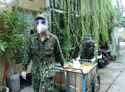 Bộ đội len lỏi sâu vào các hẻm tặng nhu yếu phẩm cho người dân, sinh viên ở trọ - Ảnh 8. Bộ đội len lỏi sâu vào các hẻm tặng nhu yếu phẩm cho người dân, sinh viên ở trọ - Ảnh 8.