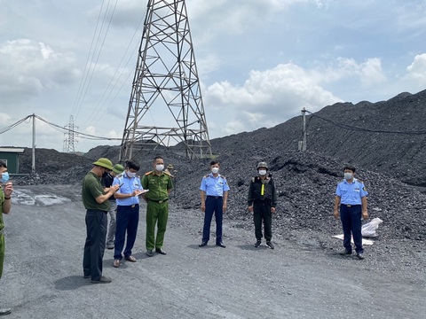 Phát hiện bãi than đá quy mô lớn không rõ nguồn gốc - Ảnh 1. Phát hiện bãi than đá quy mô lớn không rõ nguồn gốc - Ảnh 1.