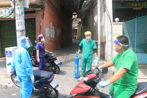 Trạm y tế lưu động: Chăm sức khỏe cho dân ngày giãn cách - Ảnh 2. Trạm y tế lưu động: Chăm sức khỏe cho dân ngày giãn cách - Ảnh 2.